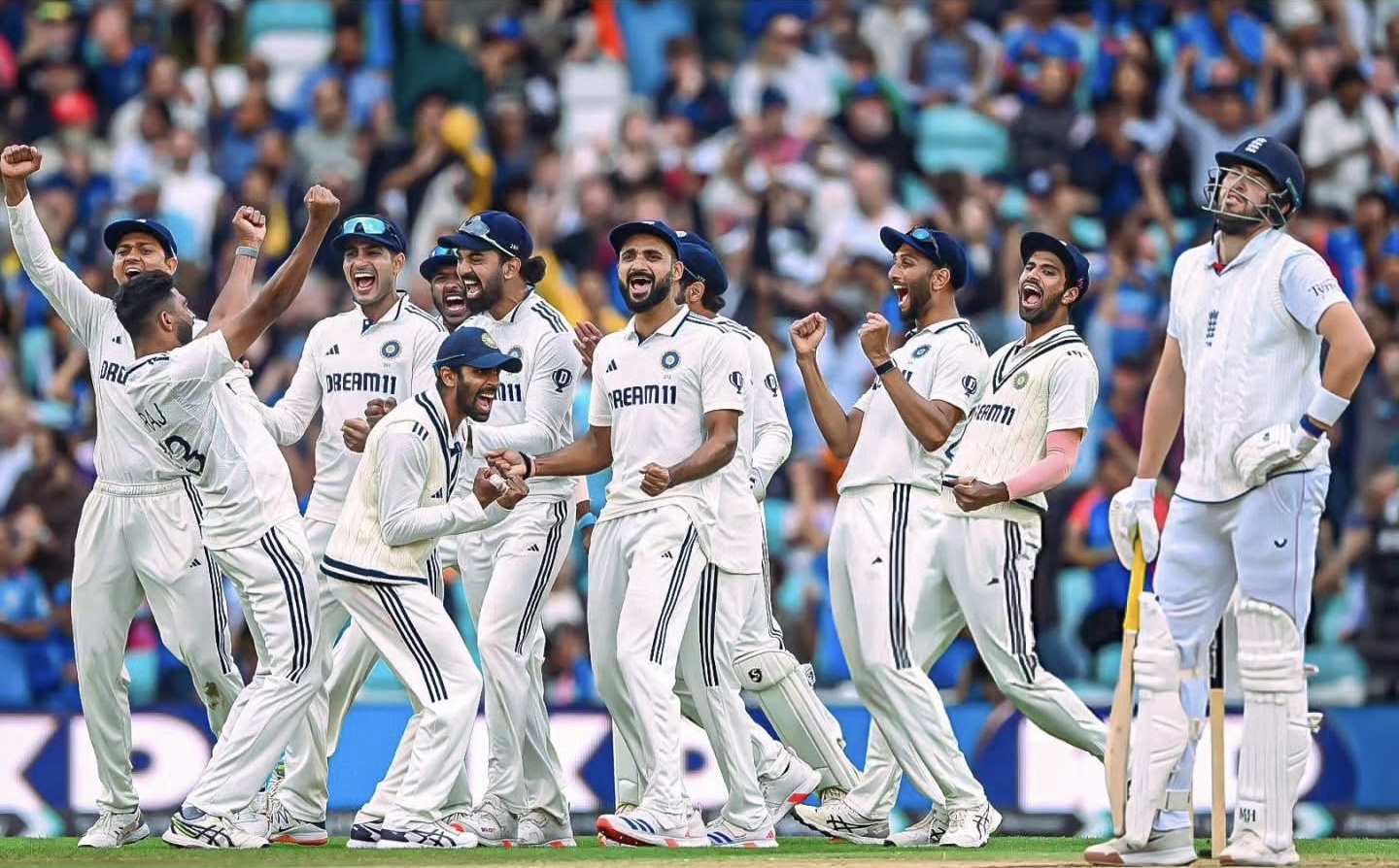 සිරාජ් ඉන්දියාවට ජය ගෙන එයි – ක්‍රිස් වෝක්ස් අත කඩාගෙන පිටියට