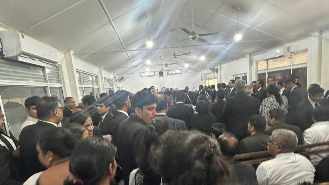 රනිල් වෙනුවෙන් නීතීඥයන් 500ක් පමණ අධිකරණයට….!