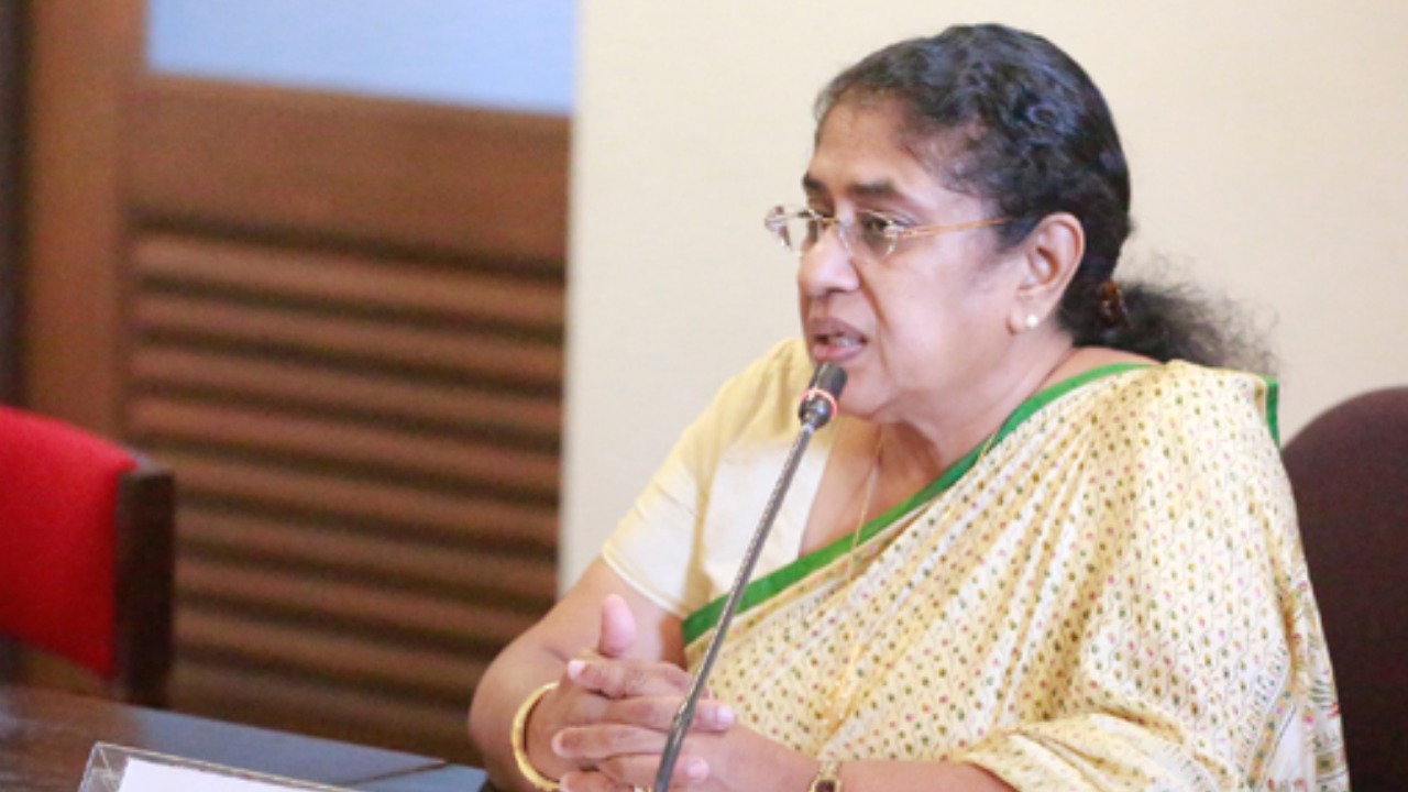 “ඉන්න ජනාධිපතිවරයා තඹුත්තේගම යනකොට එයාගේ මේ වාහන ගෙදර තියලා බස් එකේ ද දන් නෑ යන්නේ” – තලතා ආණ්ඩුවේ පලු අරී