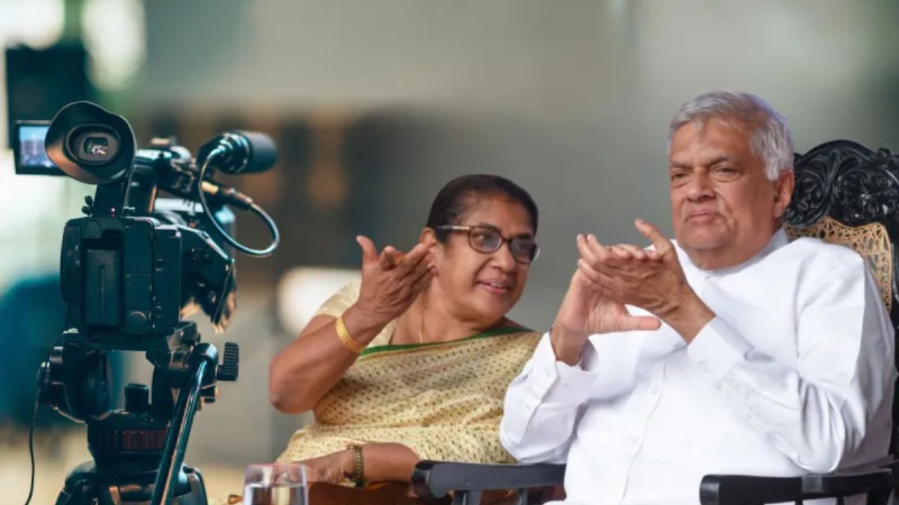 තලතා අකමැති නම් කැමරා තහනම්.!