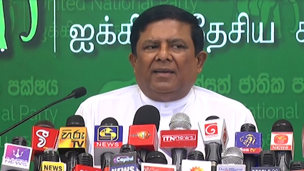 “රනිල්ව අත්අඩංගුවට අරන් ගෙනිච්චේ එයාගේ මිත්තණියට අයිතිය තිබිච්ච අක්කර 43 වැලිකඩ බන්ධනාගාර බිමට, ඒ වගේ පරපුරක මනුස්සයෙක්ට මේක මහ ඛේදජනකයක්” – වජිර අවුලෙන්