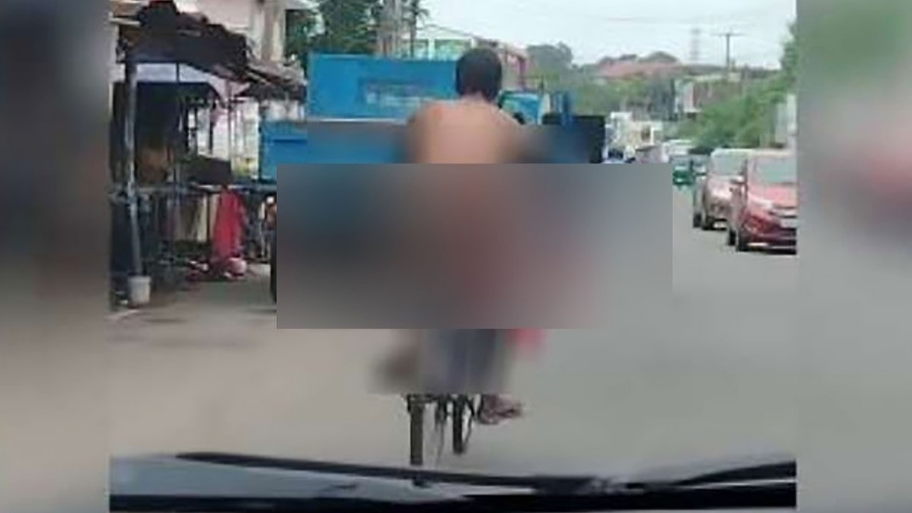 කඳාන නගරේ මැද අමු නිරුවතින් සයිකලේ ගිහින්