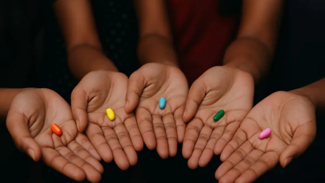 ‘පිල්’ මතින් සිටි කොළඹ ප්‍රසිද්ධ බාලිකාවක බාලිකාවියෝ 5ක් පොලිස් දැලේ.!