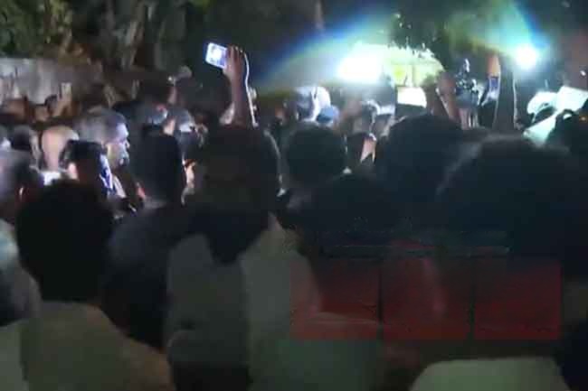 කොටුව අධිකරණ පරිශ්‍රය අසල උණුසුම් තත්ත්වයක්
