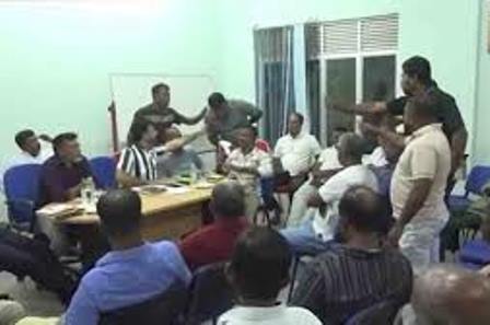 නි. ඇමති නාමල්ට සරත්ට ගොවීන්ගෙන් කුණු බැනුම්… ගුටි නොකා බේරෙයි…!