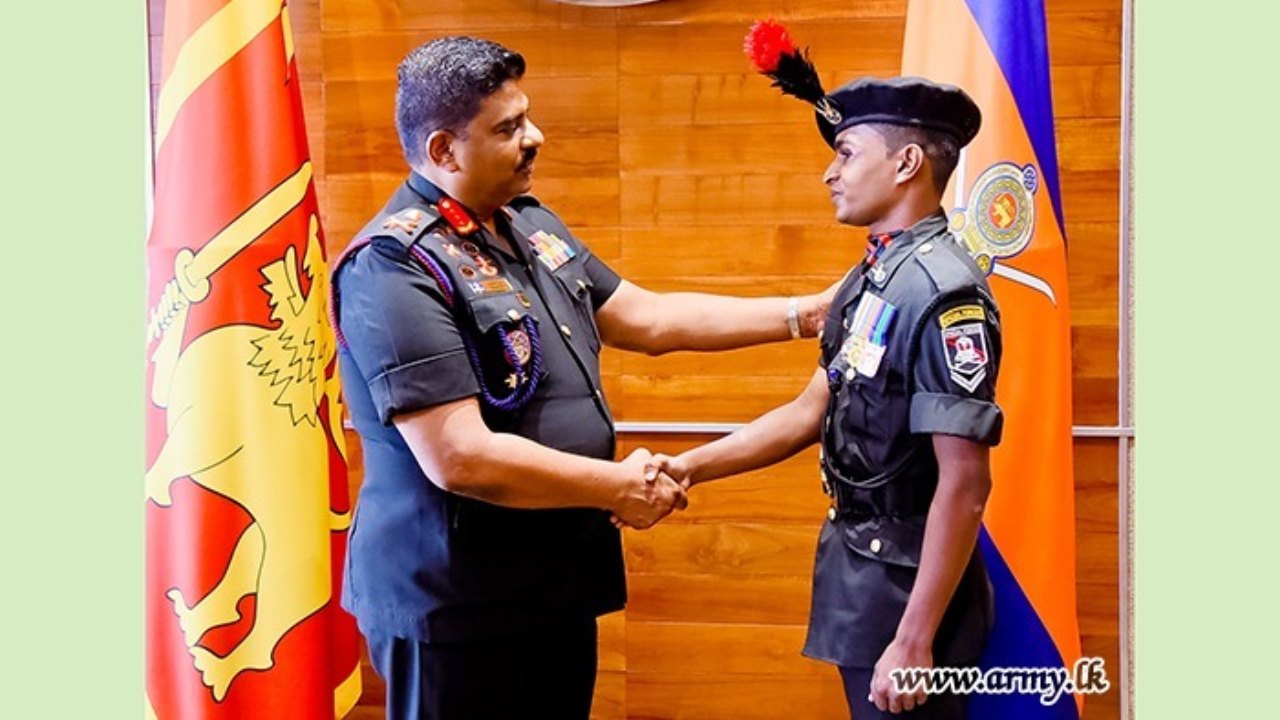 ඇල්ල-වැල්ලවාය අනතුරෙන් ජීවිත බේරාගත් විශේෂ බළකා වීරයාට හමුදාපතිගෙන් පැසසුම්