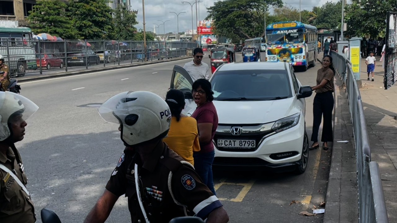 වාහනේ මෙතන නවත්තන්නේ නැතුව ඔයාගේ ඔළුව උඩ නවත්තන්නද? – කොහේ ගියත් පැටලෙන අර්ච්චුනා