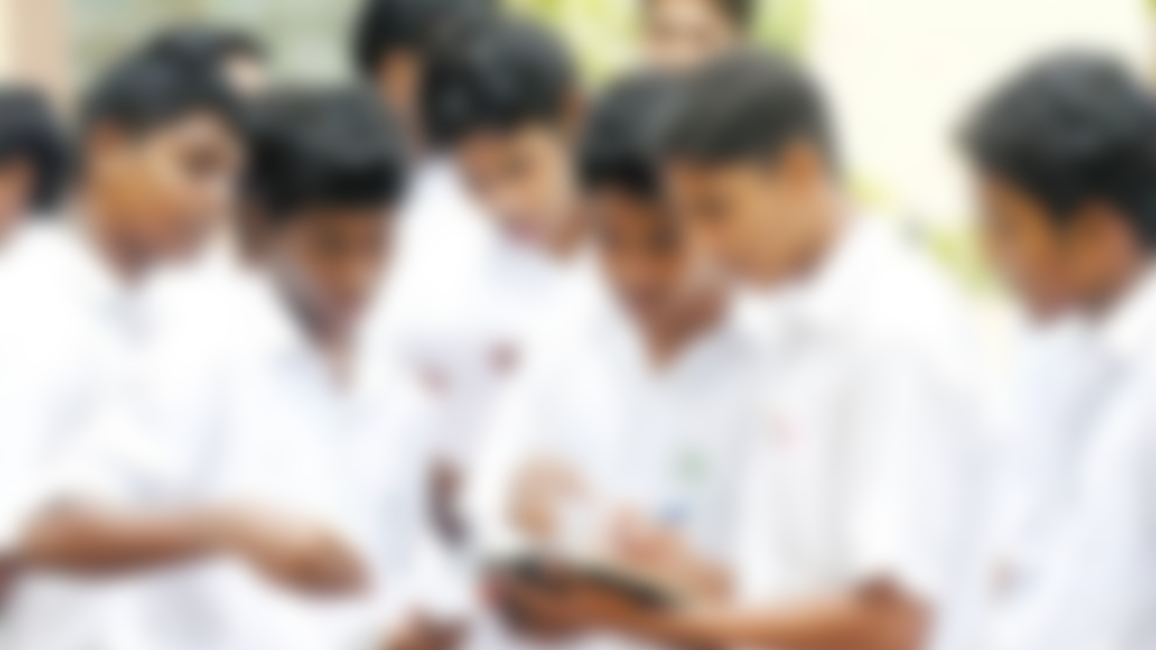 පාසල් දරුවන් අතර විද්‍යුත් දුම් පානය ඉහළට.. ෂොට් එකක් රැපියල් විස්සේ සිට