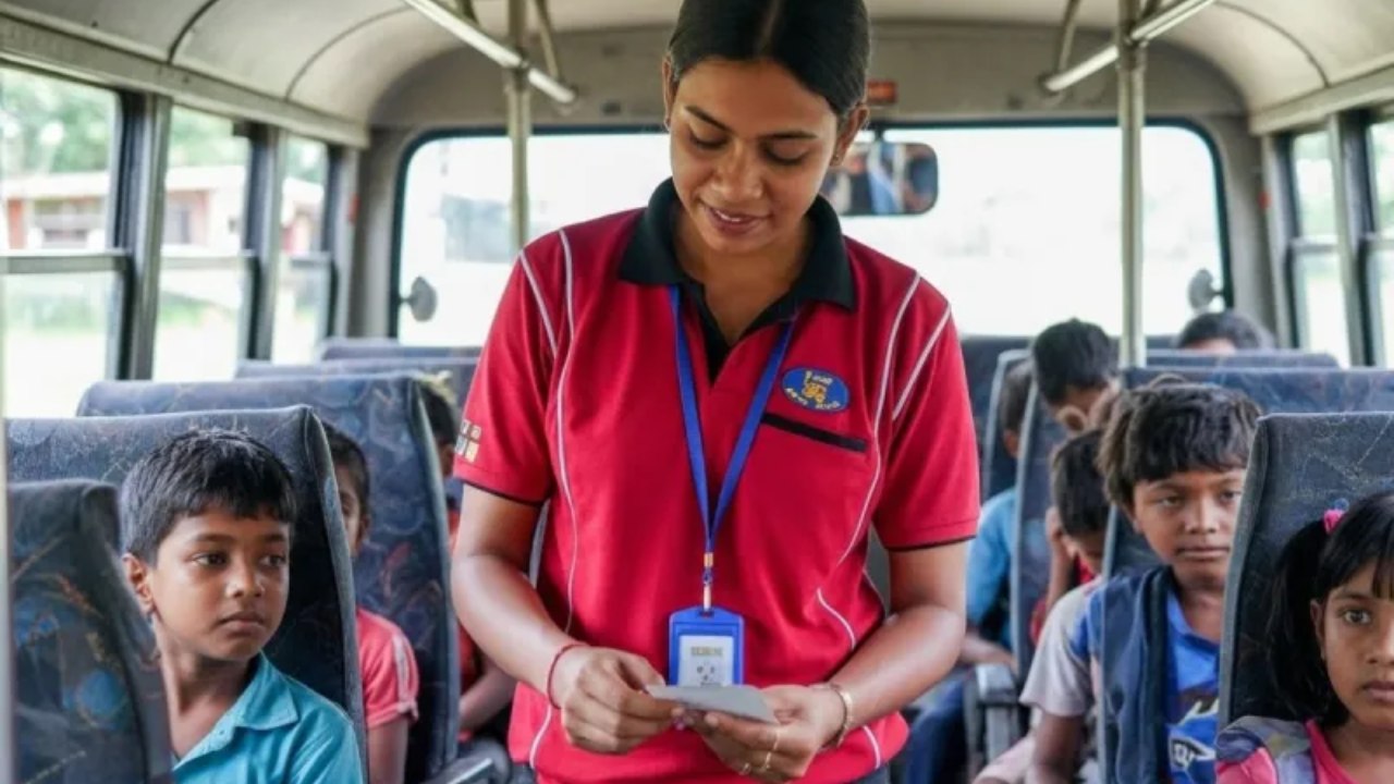 පාසැල් බස් රථ සඳහා කාන්තා රිදුරු සහ කොන්දොස්තරවරියන්