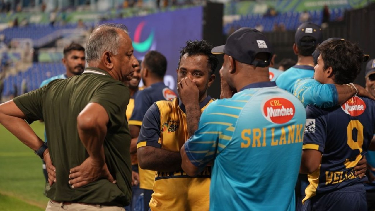 අසීරුම මොහොතේ පියෙක් මෙන් ඔහු ලගින්ම හිඳිමින් සිය රාජකාරිය දේව කාරියක් කරගත් ඔහු ගැන ඇසෙන අපූරු සටහනක් මෙන්න