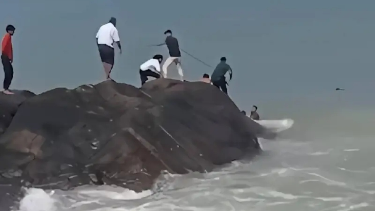 “මන් දැක්කේ නැත්නම් මේ ජීවිත මහ මුහුදට වැහිලා යනවා” පෙම් සුව විඳිද්දී මුහුදට වැටුණු යුවල – දිවි නොතකා දිවි බේරූ ගාල්ලේ තරුණයෝ