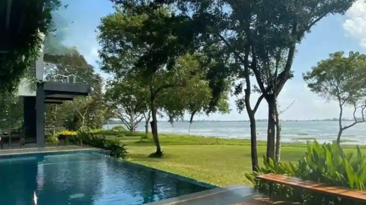 වැව් රක්ෂිතයේ හෝටලය වහාම කඩන්න.. රටම දන්නා ප්‍රබලයාට දැනුම් දෙයි