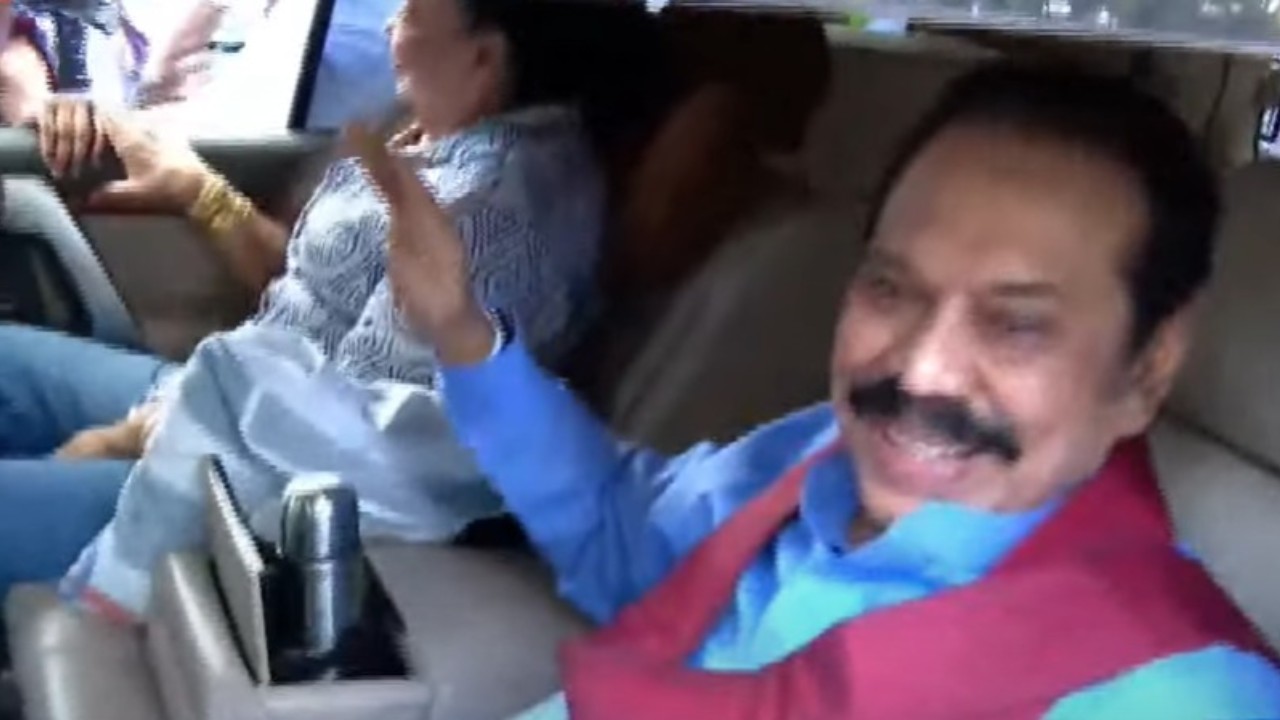 හිටපු ජනපති මහින්ද විජේරාම නිල නිවසින් පිටව යයි