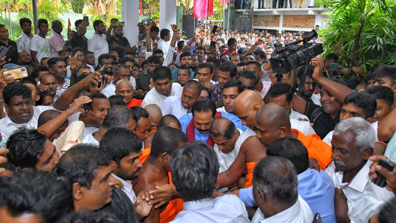 ගෙදර ගිය මහින්ද බලන්න තවමත් පෝලිමේ