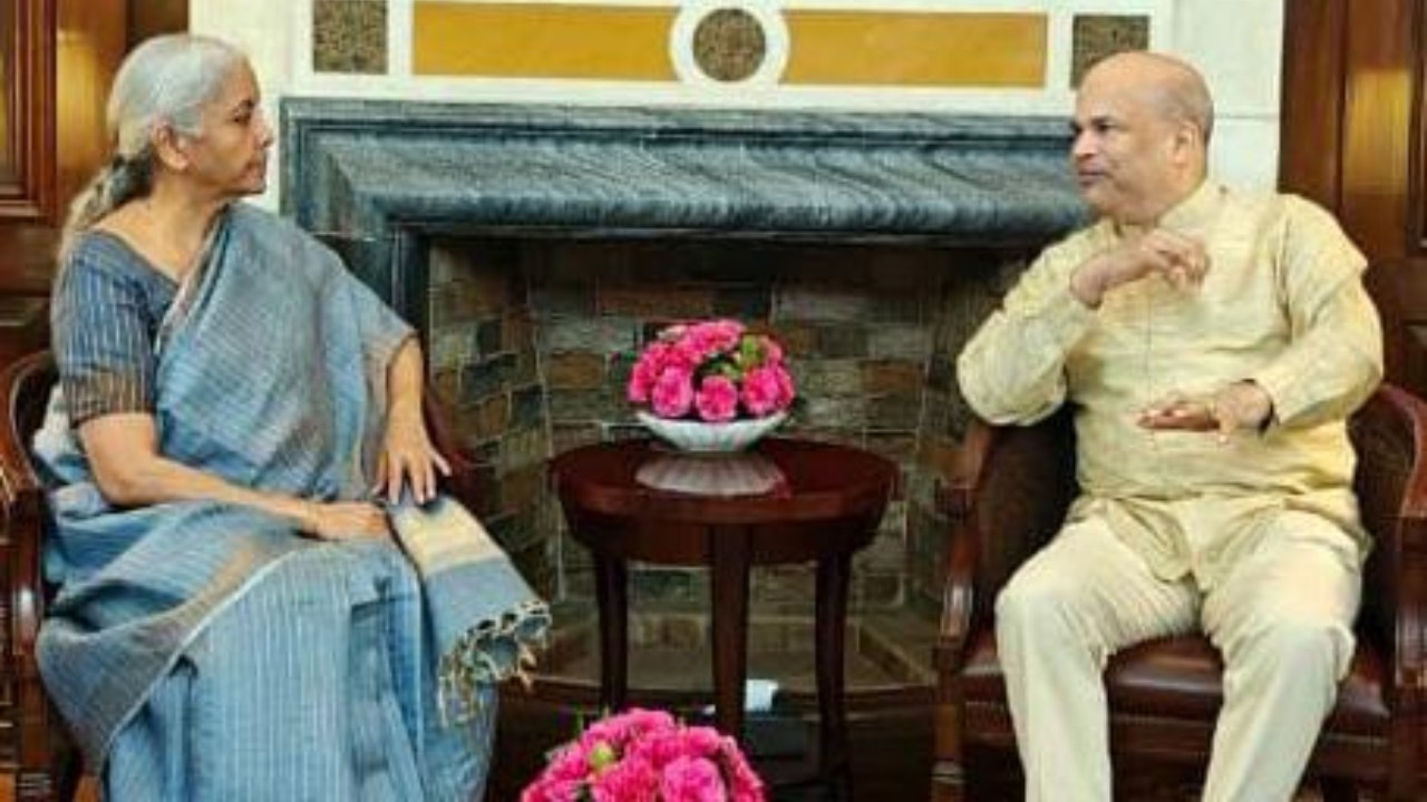 මිලින්ද මොරගොඩ ඉන්දීය මුදල් අමාත්‍ය නිර්මලා සීතාරාමන් හමුවෙයි