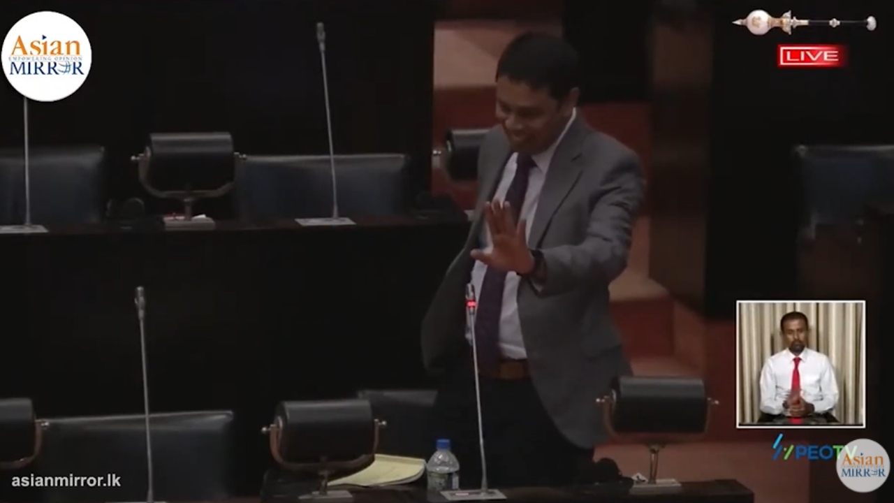 මගේ දෙවියෝ ප්‍රභා.. රෝහණ විජේවීරත් දෙවියෙක්.. ප‍්‍රභාකරන් ත්‍රස්තවාදියෙක් නොවෙයි. – අර්චුනා
