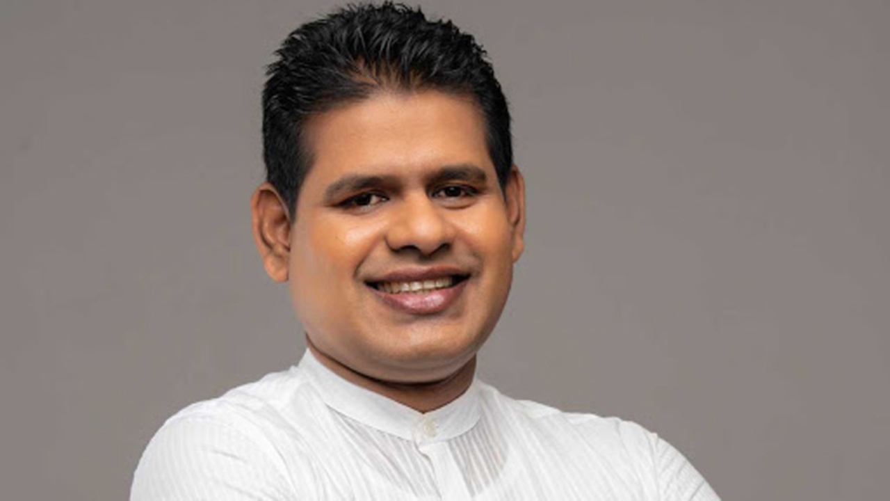 “ඒ නංගි හරි හොඳයි… අපිත් එක්ක ඔෆිස් එකේ ඉන්න කාලේ…. එයත් අවුල් වුනා අනුර කුමාර මහත්තයාගේ කඳවුරට ගියාට පස්සේ…” – සංජීව