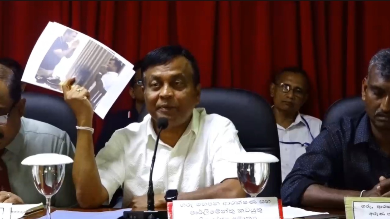 නාමල්ලගේ ජෝන්ස්ටන්ලගේ පින්තූර පෙන්නමින් මහජන ආරක්ෂක ඇමති සෙට් එකේම සායම යවයි