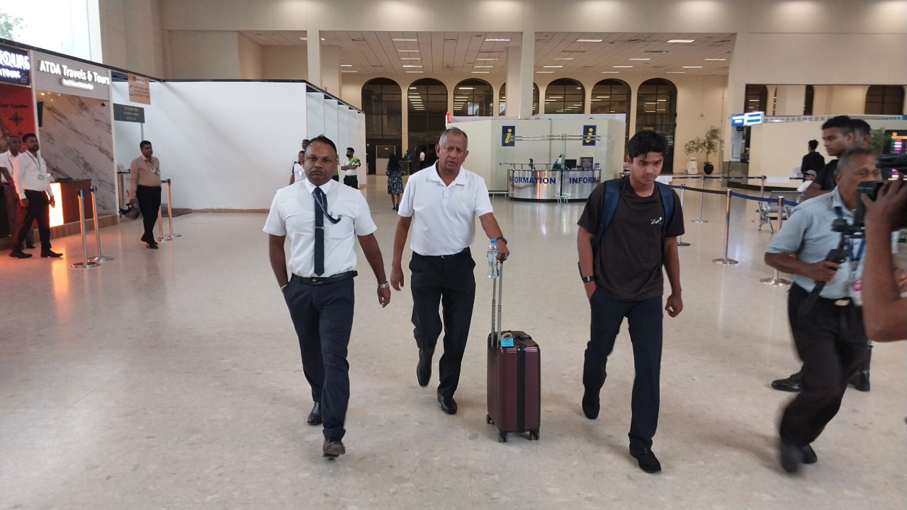 පියාගේ හදිසි වියෝව සැල වීමෙන් පසු දුනිත් වෙල්ලාලගේ දිවයිනට පැමිණි අවස්ථාව (VIDEO)
