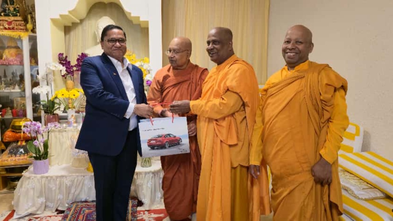 ඇමති විජිත ජිනීවා යන්න කලින් ජිනීවා ජාත්‍යන්තර බෞද්ධ විහාරයට ගිහින්