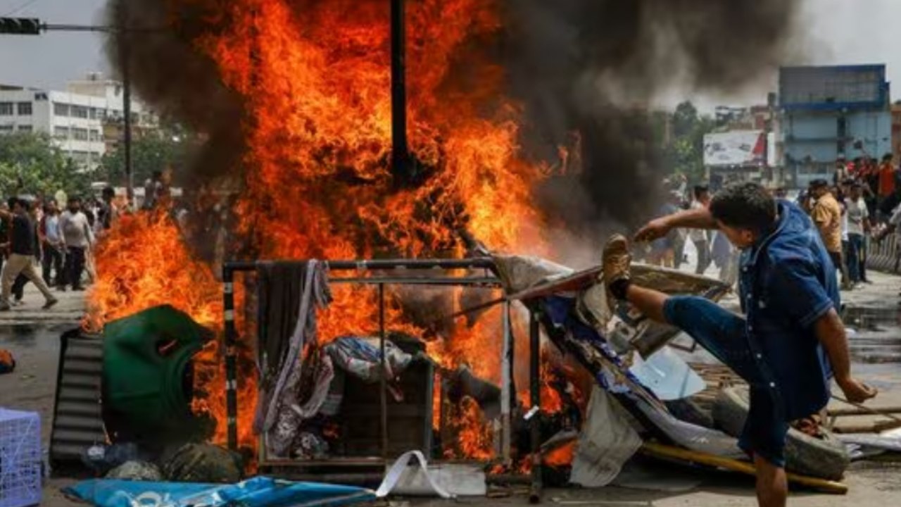 නේපාල හිටපු අගමැති බිරිඳ පණපිටින් පුළුස්සා දමයි