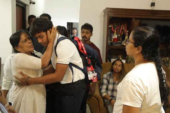 පියාට සමු දී දුනිත් දිවයිනෙන් පිටව යයි