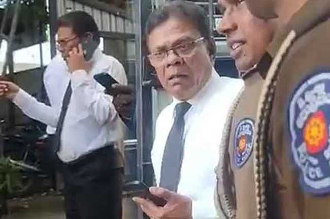 ගල්කිස්ස අධිකරණ පරිශ්‍රයේ සිද්ධිය: නීතීඥවරයා අත්අඩංගුවට ගන්න පොලීසිය ඔහුගේ නිවසට