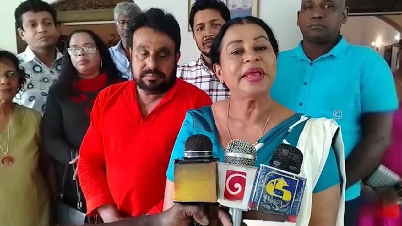 “මහින්ද මහත්තයාව දැක්කම බුදුන් දැක්කා වගේ” – කුමාරි මුණසිංහ