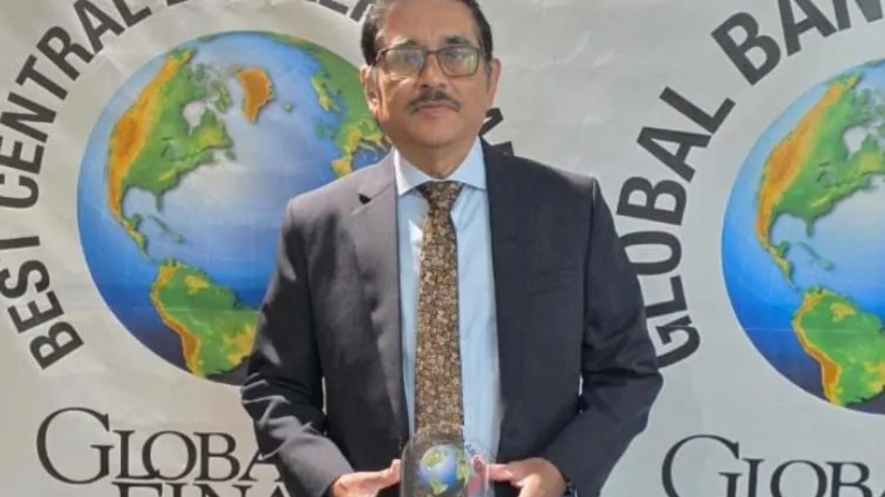මහ බැංකුවේ අධිපති නන්දලාල් වීරසිංහට ඒ ශ්‍රේණියේ සම්මානයක්