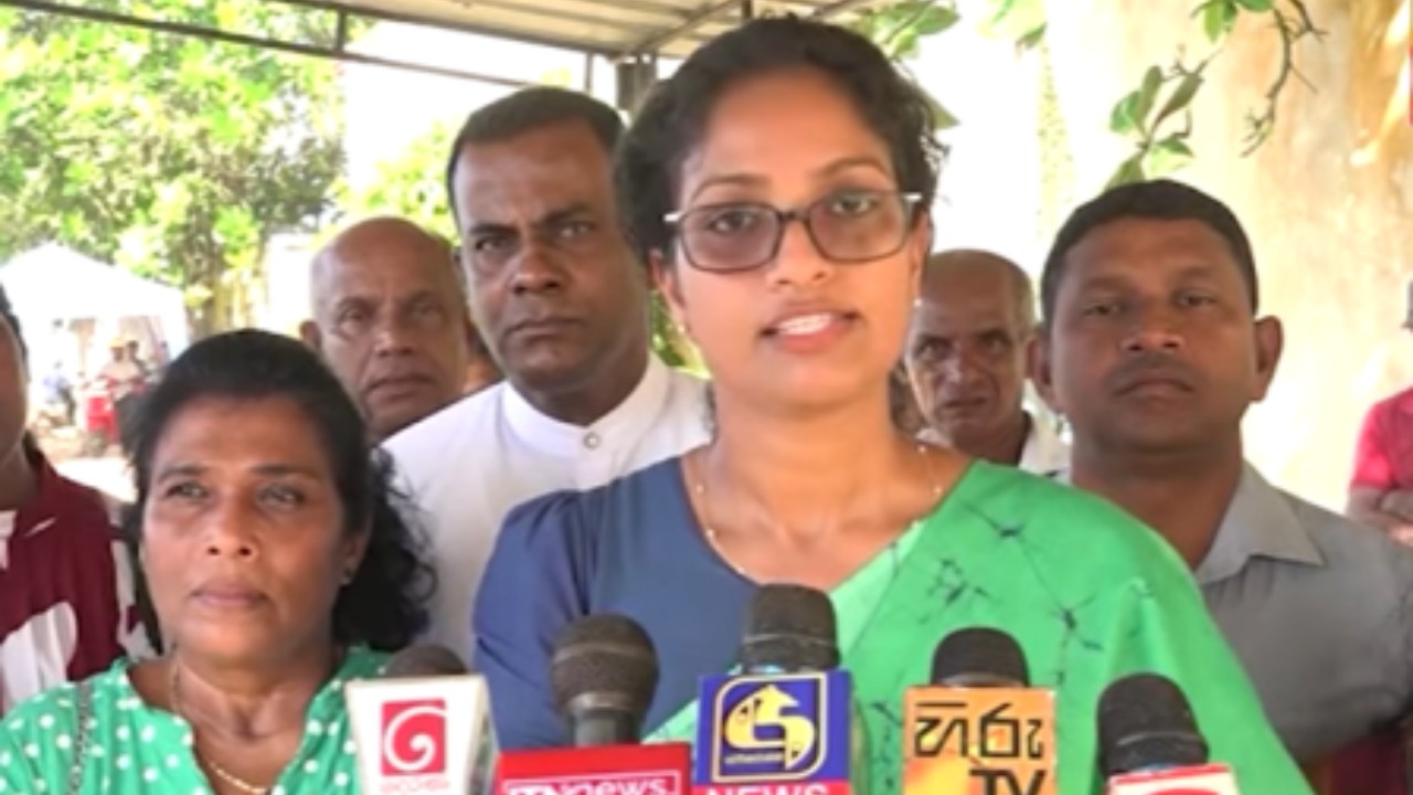 රට ආගාධයට ඇද දැමූ මහින්ද ඉදිරියේ මේ කොන්ද නැමෙන්නේ නෑ….! – නිලන්ති කොට්ටහච්චි