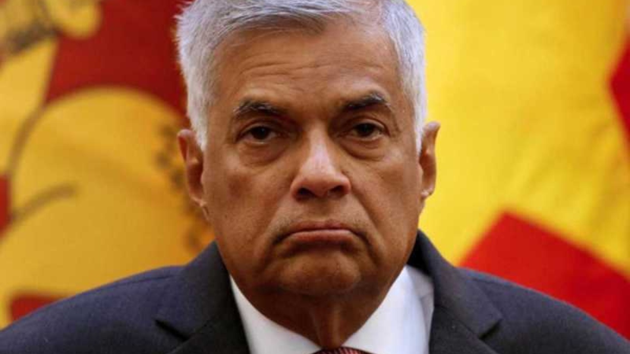 රනිල්ට පාඩුවේ ඉන්න දෙන්න.. මේ මනුස්සයා ලෙඩෙක්.. දැන් බෑ.