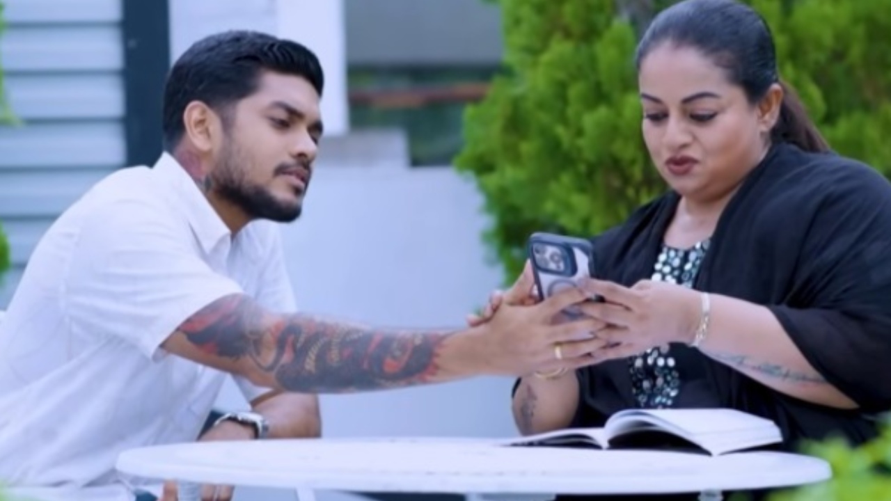 ජනප්රිය ගායිකා සමිතා මුදුන් කොටුව සහ ඇයගේ ආදරණීය සැමියා රංගනයට
