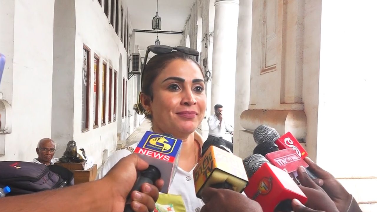 “පද්මේ කියන්නේ කවුද කියලා මම දන්නේ නැහැ” – CID එකට ඇවිත් යන ගමන් ශ්රීමාලි කියයි