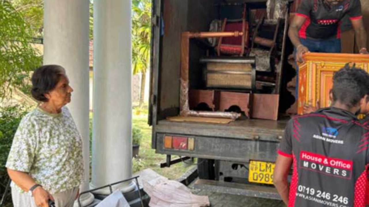 චන්ද්‍රිකා සියල්ල අතහැර යන්න සැරසෙයි