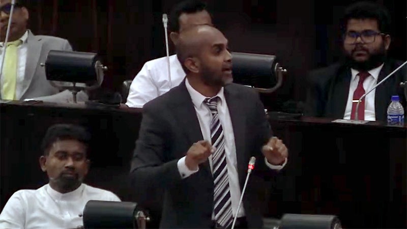 “ආකිමිඩිස්ගේ ගෑනිත් මීට වඩා හොඳයි” – විපක්ෂයට කවියෙන්ම දෙසපු නියෝජ්‍ය ඇමති