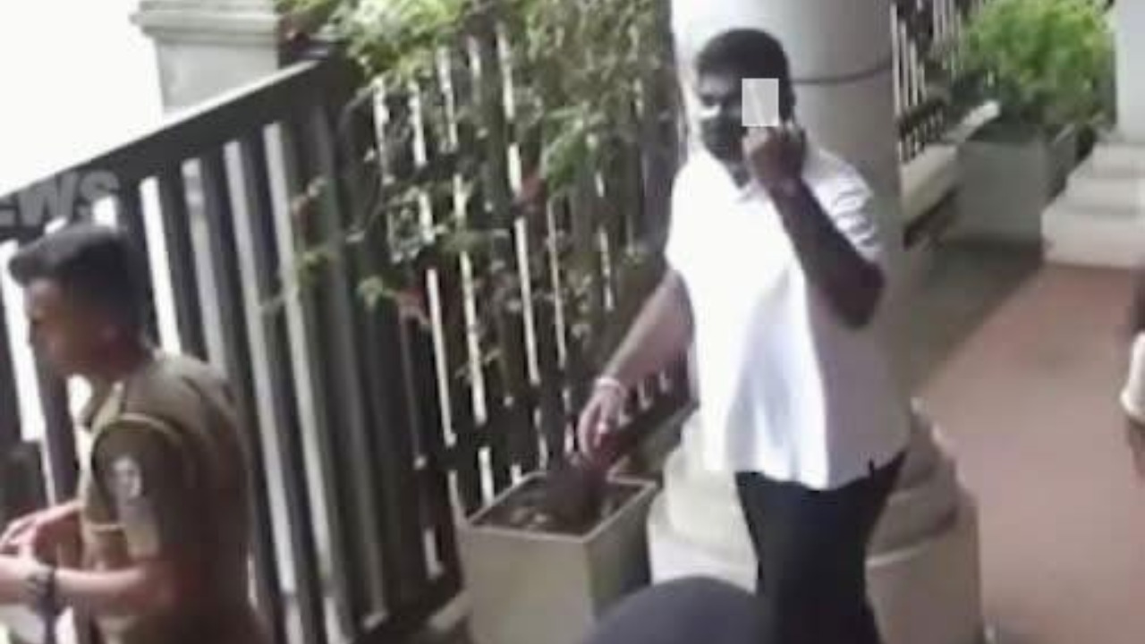 ඇප ලැබීමෙන් පසු රමිත රඹුක්වැල්ල මැද ඇඟිල්ල ඔසවා පෙන්වයි