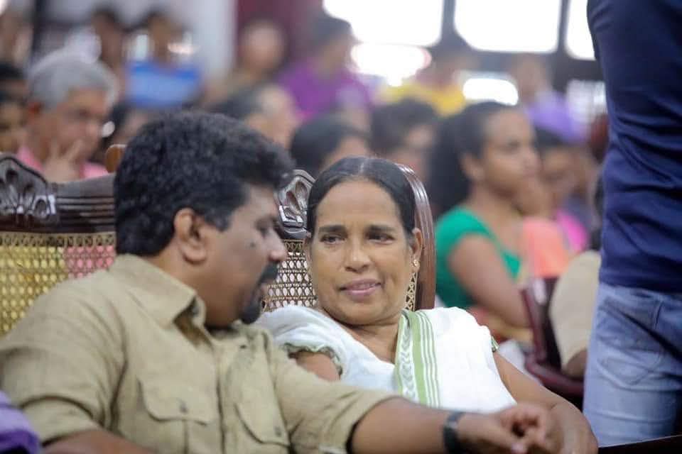 අනුර අයියේ, ඔයා අඩුම මගේ අම්මගේ මළගෙදරවත් ආවද?? පැලවත්තේදි නලින්දලා ‘කට වහන් ඉමු’ කියද්දී මම නිහඩව හිටියා මතකද?අම්මගේ කෝල් එකට ‘අක්කා දින්නා,’ කියලා පව් හෝදගත්තා මතකද??