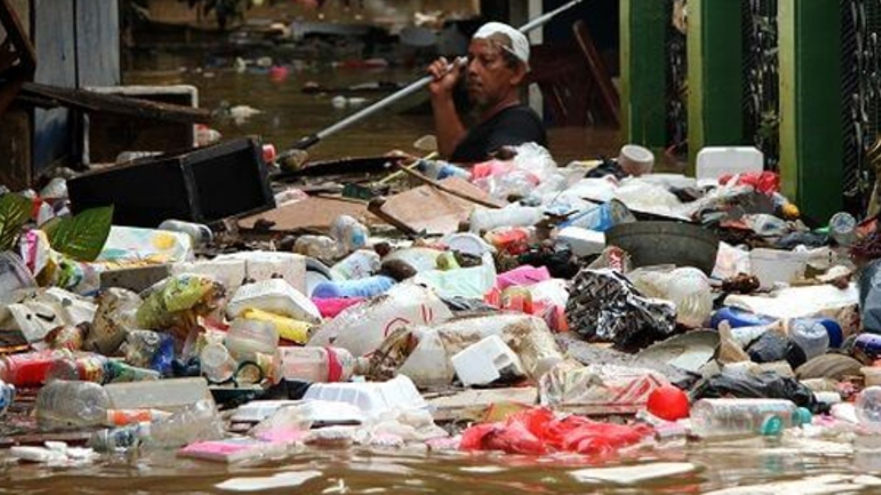 ගංවතුරෙන් නොසිතූ විරූ කසළ කන්දක්