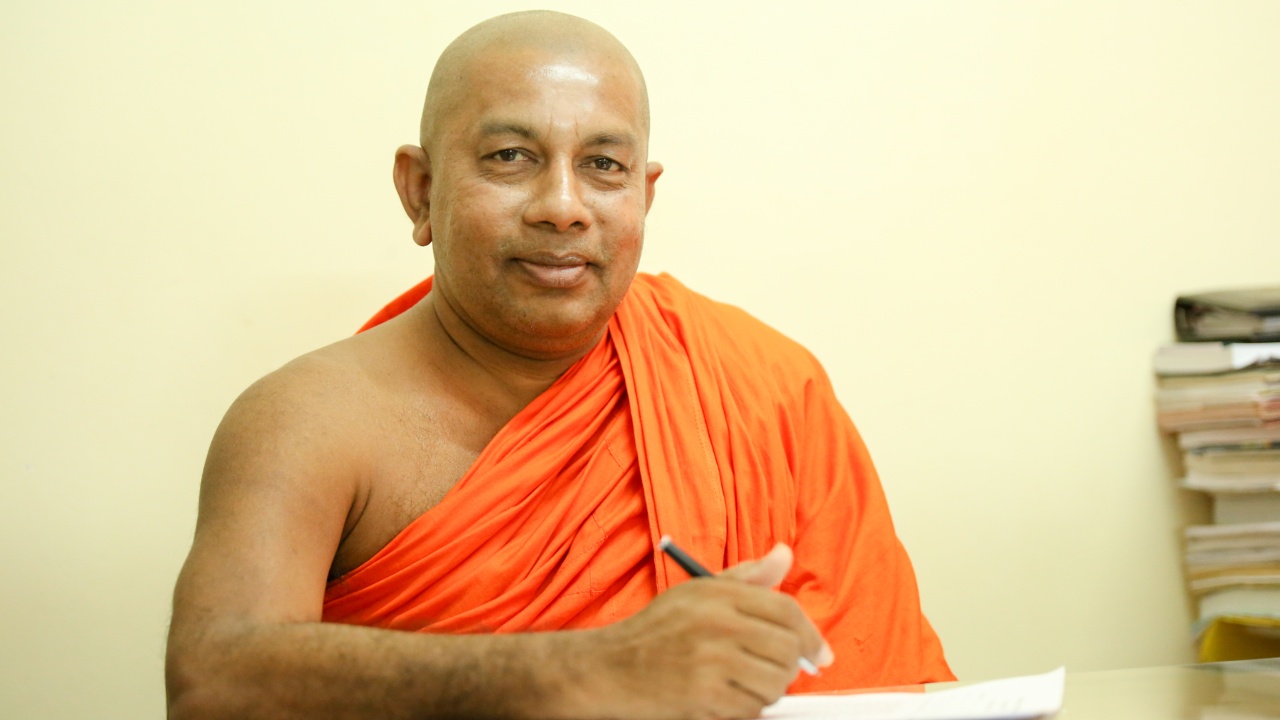 කළුවරේ යද්දි දුන් හුළු අත්තට පයින් ගහනවා නම් කරන්න දෙයක් නෑ…! – මහාචාර්ය ඉඳුරාගාරේ ධම්මරතන හිමි