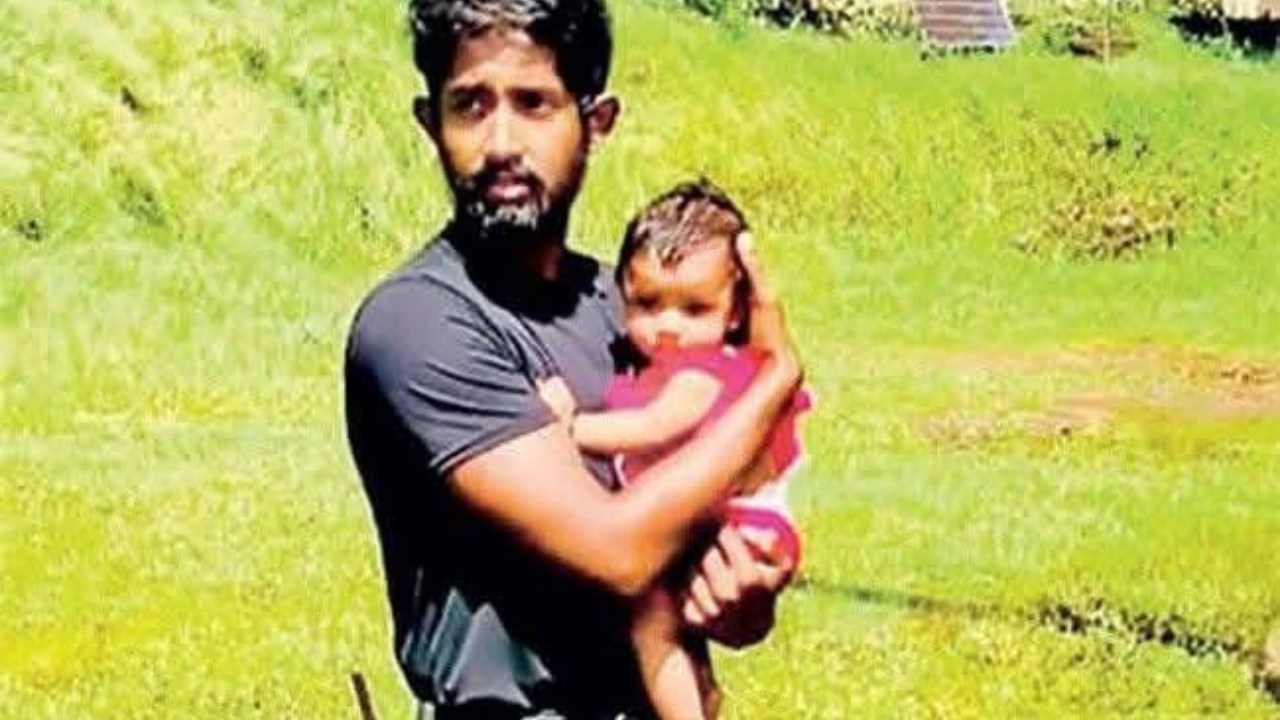 මීමුරේ නිවසක සිර වූ තෙමසක පුංචි රෝස මලක් බේරා ගෙන මවට බාර දුන් කොමාන්ඩෝ මෙහෙයුම