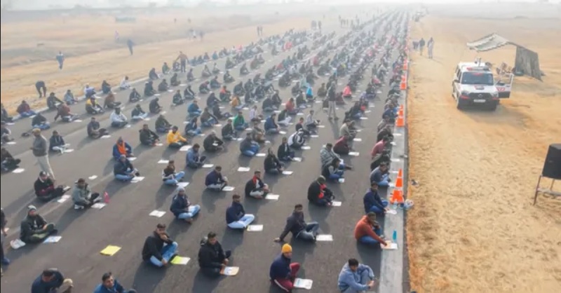 ඉන්දියාවේ ගුවන් පථයක පැවැත්වූ විභාගයක්