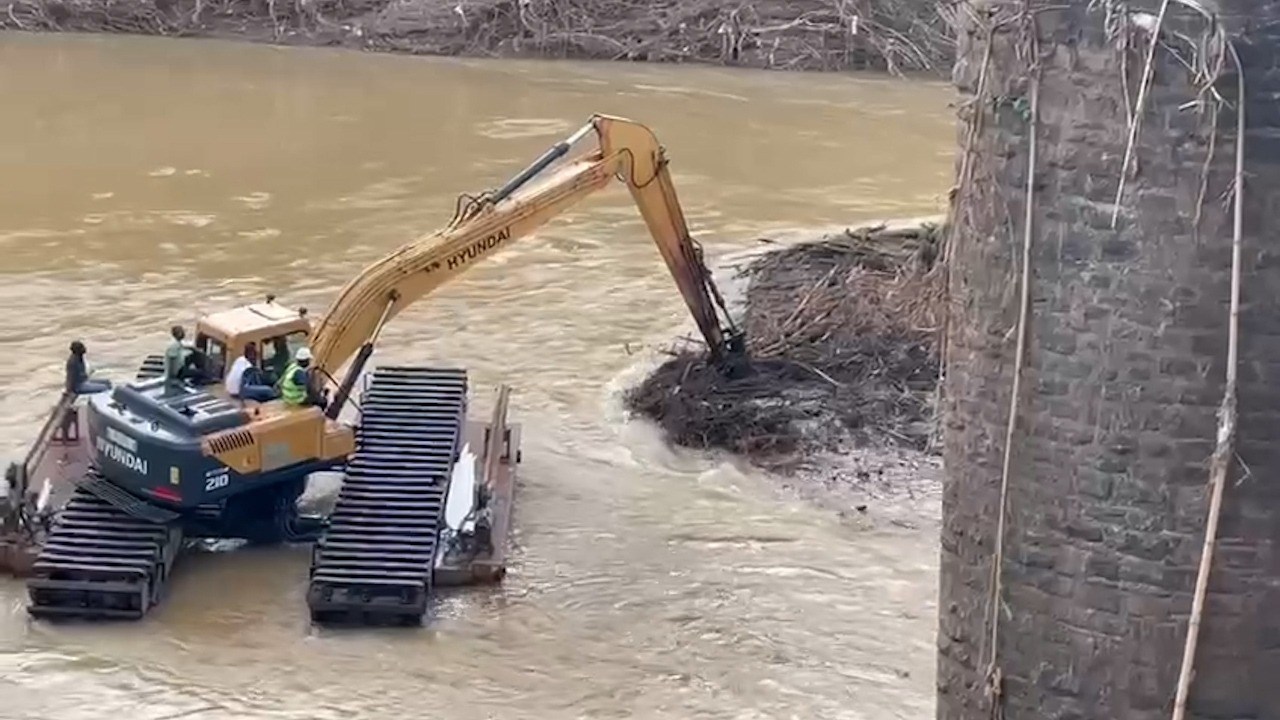 යකා පාලමේ අනාගතය අතට අරන් වැඩට බැස්ස වීරයෝ! (VIDEO)