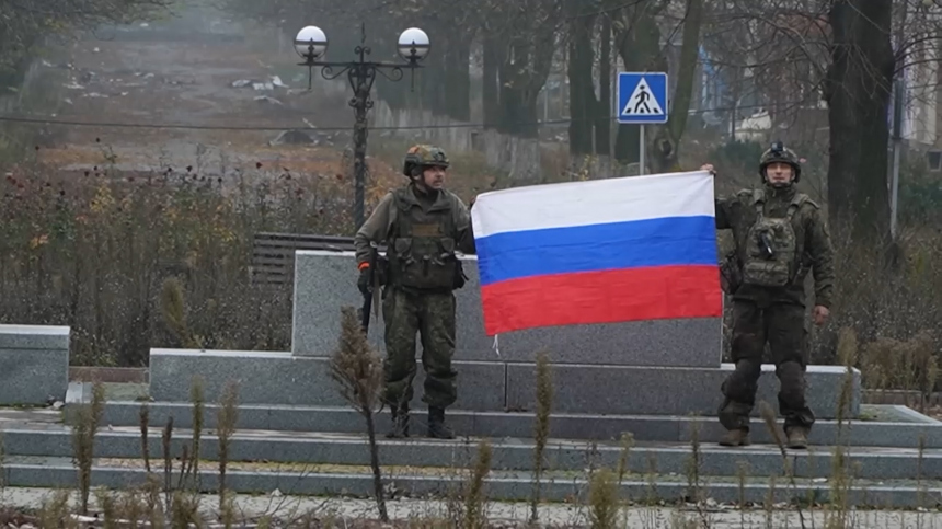 පක්‍රොව්ස්ක් නගර මධ්‍යයෙහි රුසියානු ධජ ඔසවයි