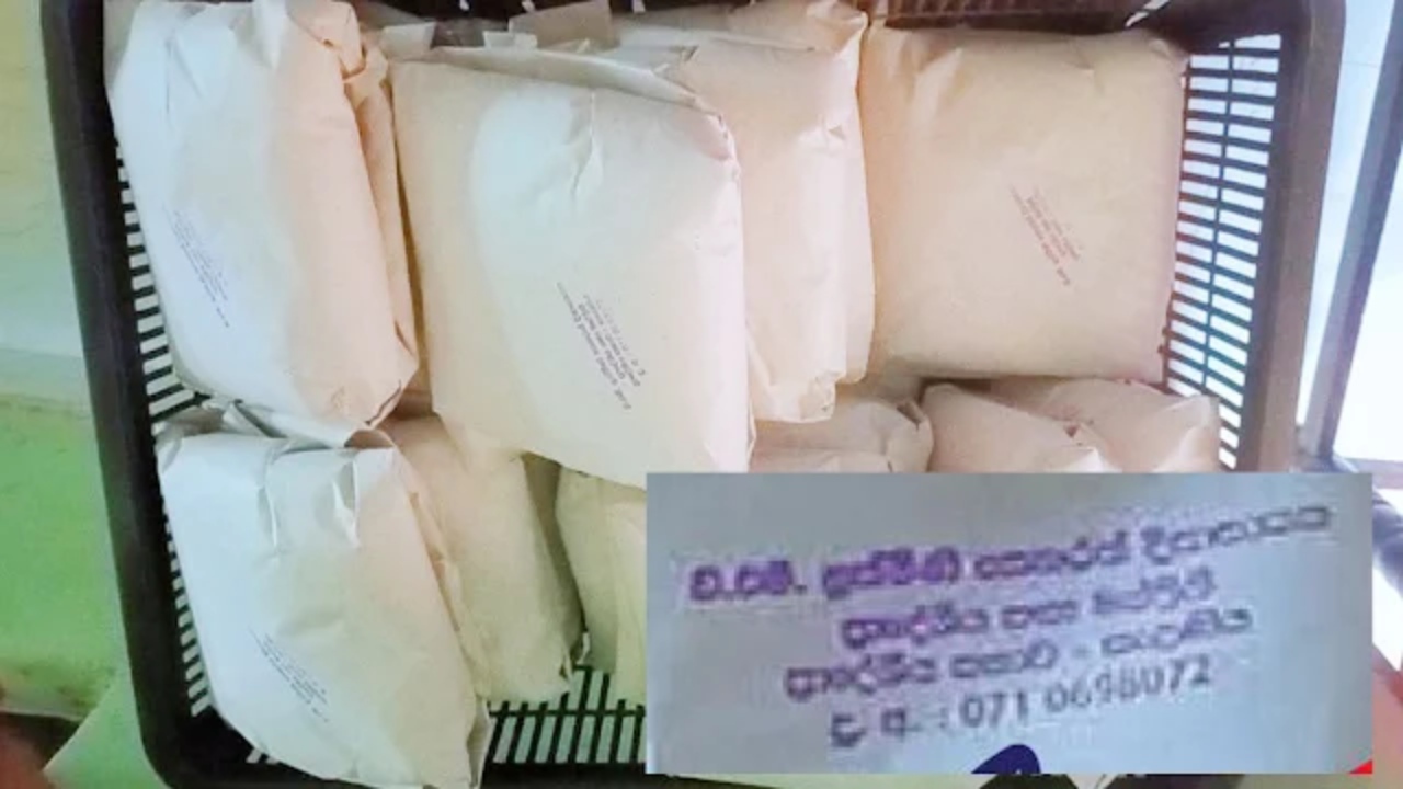 අවතැන් වූවන්ට දුන් බත් පැකැට්ටුවේ මන්ත්‍රීගේ සීල් එක, දුරකතන අංකය ගහලා