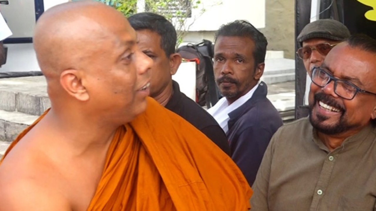 ලාල්කාන්ත හැදුණේ දානේ කාලා – ආනන්ද සාගර හිමි ලාල්කාන්තව පට්ට ගහයි (VIDEO)