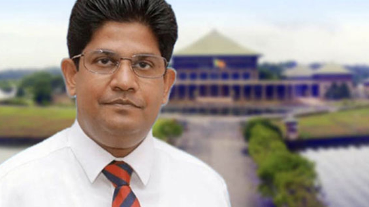 පාර්ලිමේන්තුවේ නියෝජ්‍ය මහ ලේකම් චමින්ද කුලරත්නගේ වැඩ තහනම්