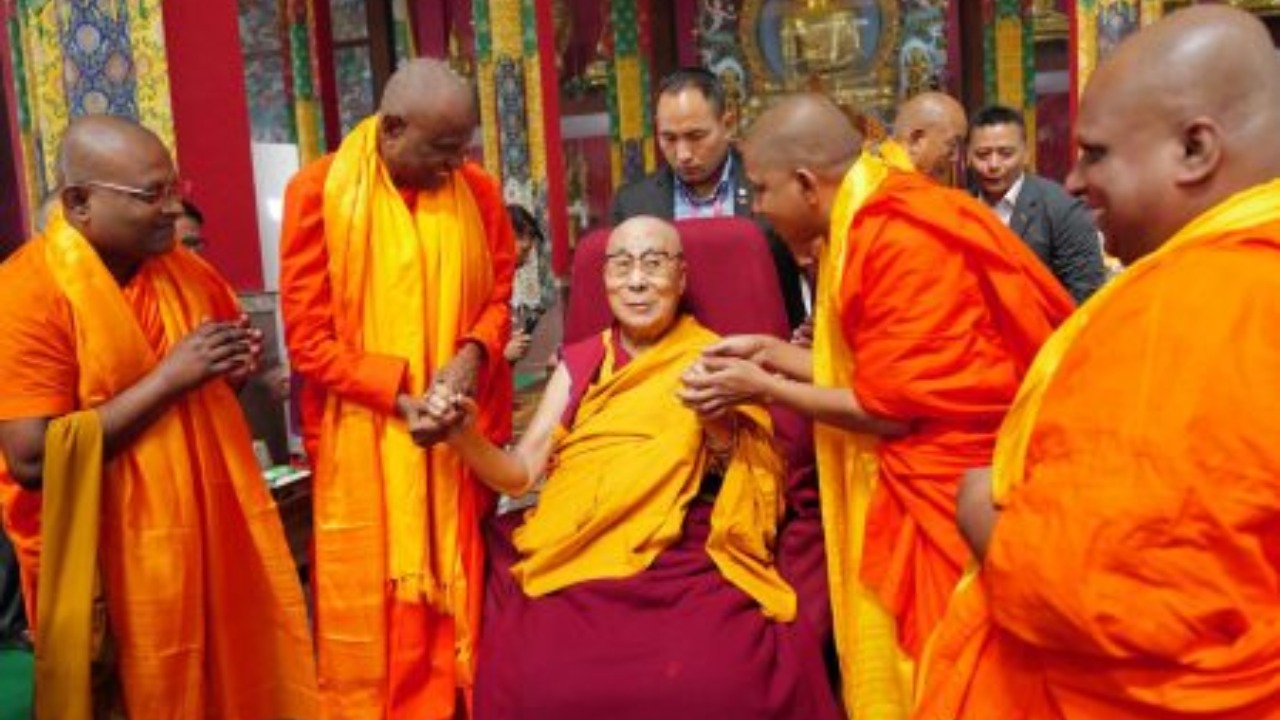 අටමස්ථානාධිපති හිමියන් සහ දලයි ලාමාතුමා අතර ඓතිහාසික හමුවක්