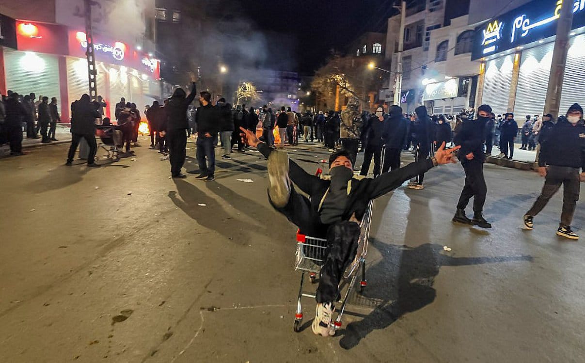 ඉරාන උද්ඝෝෂකයන් 12,000 ක් මරාදමා ඇතැයි වාර්තාවක්