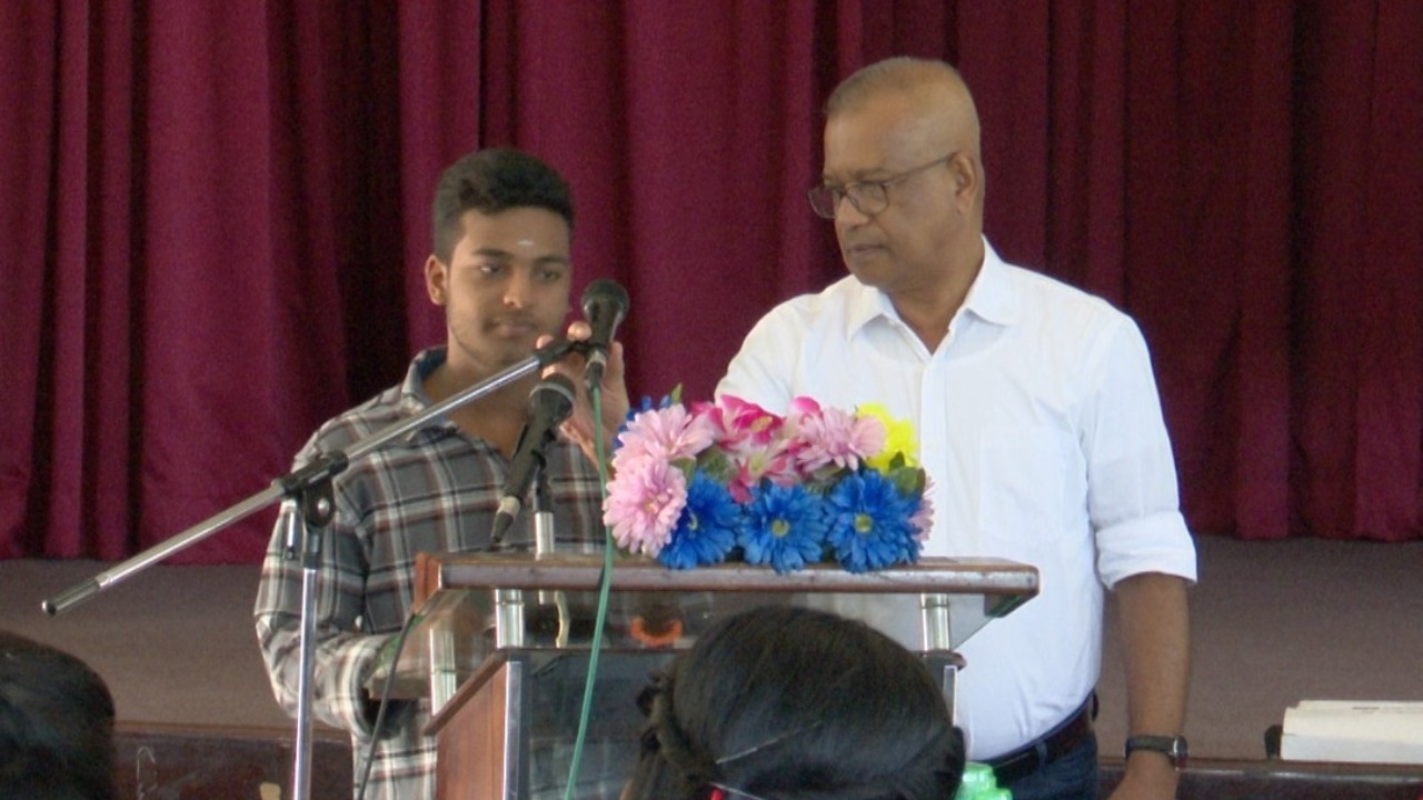 ඇමති ලාල්කාන්තගේ කතාව අතරට පැමිණි පාසල් දරුවා