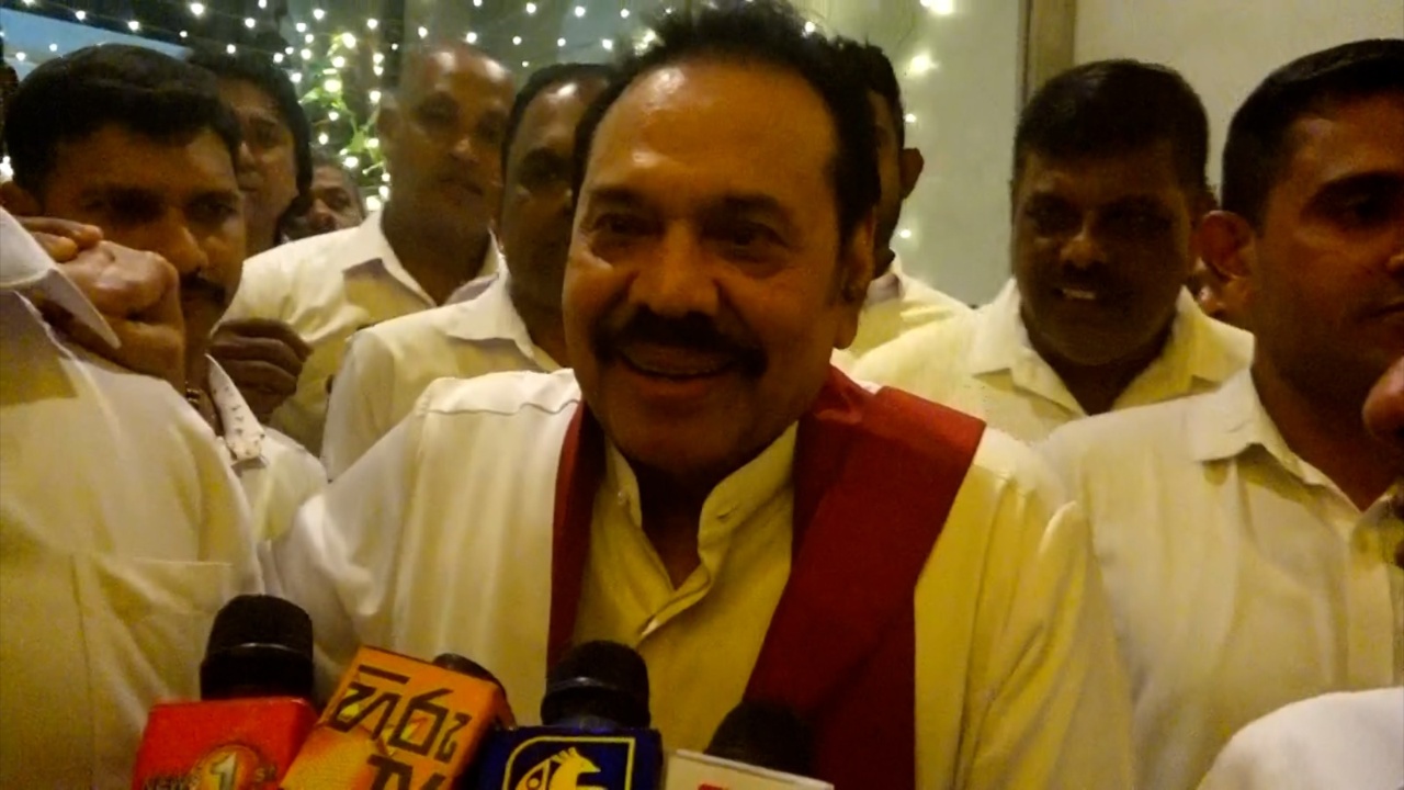 “අගමැතිනියට ඉල්ලා අස්වෙන්න කියලා මම කියන්නේ නැහැ, ආණ්ඩුවේ හොද තියෙනවා ඒත්” – මහින්ද